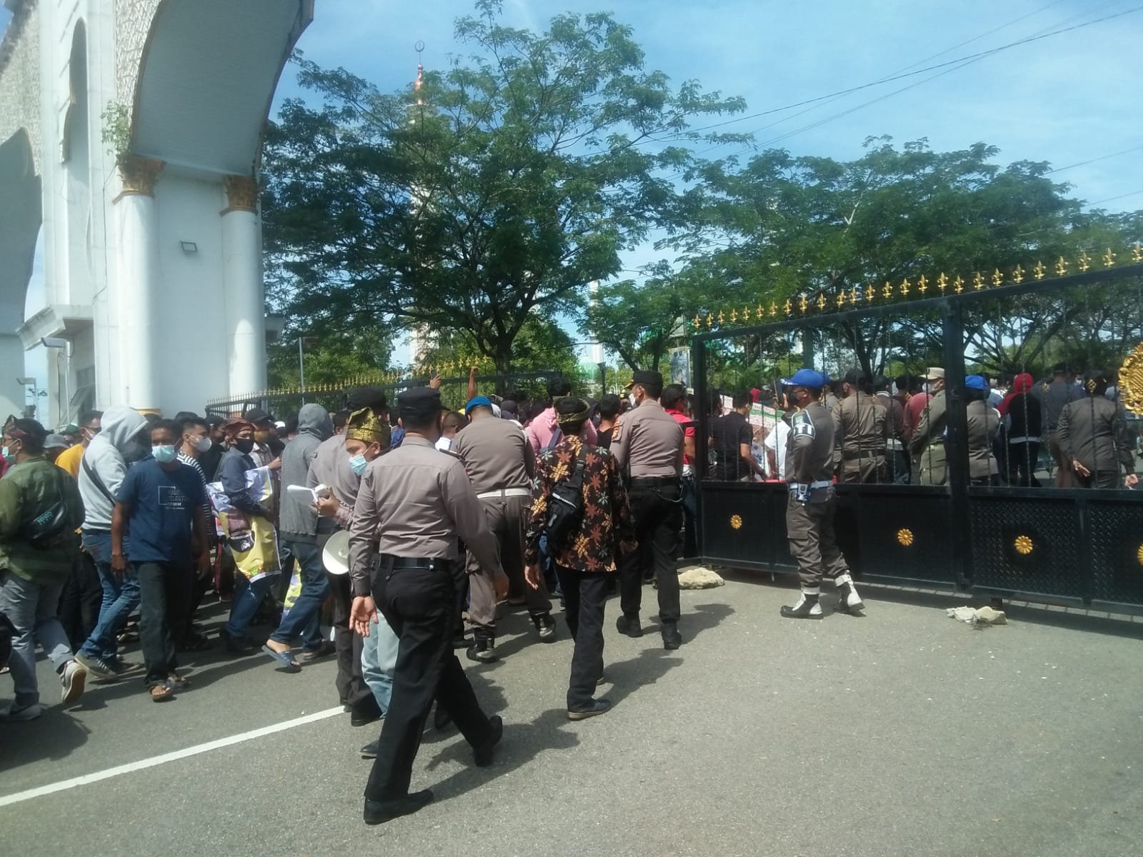 Tolak Perpanjangan HGU 2 Perusahaan Ratusan Masa Demo Kantor Bupati