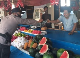 Kapolsek Pimpin Pembagian Masker ke Warga