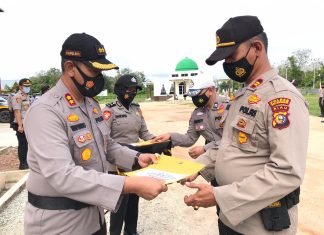 Kapolres Beri Penghargaan Kepada Personel Berprestasi