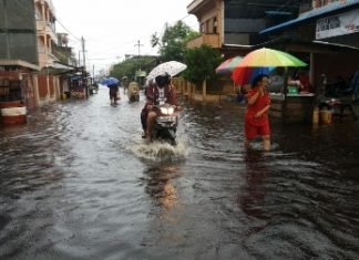 Jalanan Kota Selatpanjang Banjir Setinggi Lutut Orang Dewasa
