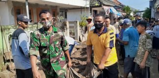 Antisipasi DBD, Babinsa Lamongan Dikerahkan Gelar Karya Bakti