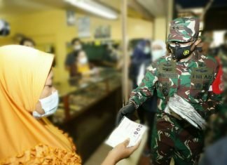 Pangdam Bersama Forkopimda Sebar Ribuan Masker di Pasar Kawasan Surabaya