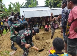 Anggota Yonif Mekanis 512 Makamkan Jenazah Warga Kampung Sach