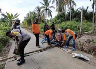 Camat Wanita yang Ikut Berjibaku Padamkan Api Hingga Malam Hari