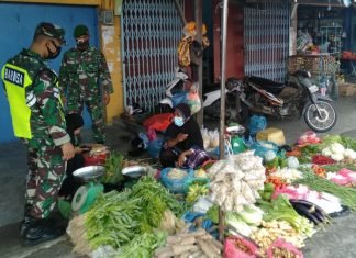 Menyikapi Penyebaran Wabah Covid-19, Babinsa Bersinergi Menegakkan Prokes di Pasar