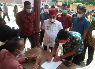 Wabup Nasarudin Hadiri Pencanangan Vaksin Covid-19 Lansia di Desa Air Emas Ukui