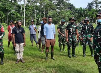 Sambut Minggu Damai, Warga dan Satgas Yonif 512 Bersih-Bersih Tempat Ibadah