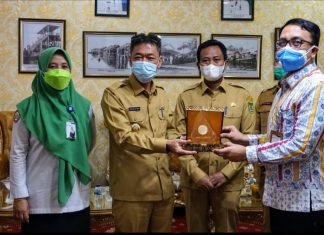 Serah Terima Cendera Mata dari BPJS, Bupati Rohil Berharap BPJS Berikan Kemudahan Masyarakat