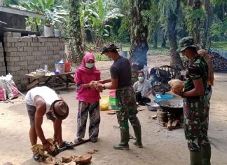 Tim Satgas TMMD Sempatkan Diri Lakukan Komsos