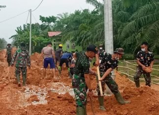 Bahan Material Aukas Jalan Menumpuk, Satgas TMMD Bersama Warga Goro Ratakan Tanah