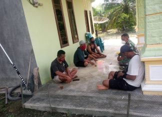 Satgas TMMD Manfaatkan Waktu Istirahat Untuk Komsos Dengan Warga