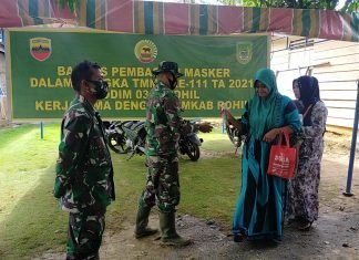 Pasiter Kodim 0321 Rohil Sosialisasikan Bahaya Covid-19 dan Bagikan Masker