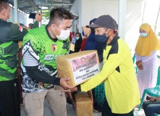 Gowes Bertabur Bagi-Bagi Sembako di Lamongan