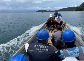 Menerjang Ombak Demi Melistriki Kepulauan Masaloka Raya