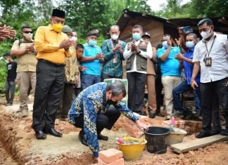 Letakan Batu Pertama Rumah Layak Huni di Desa Silam, Gubri: Siapa Lagi Menolong Kalau Bukan Kita