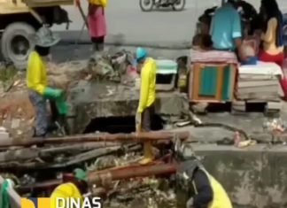 Langganan Banjir, Pasukan Kuning Dinas PUPR Bersihkan Drainase di Kawasan Pasar Pagi Arengka