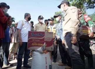 Bupati Bersama Gubri Serahkan Bantuan Korban Banjir di Inhil