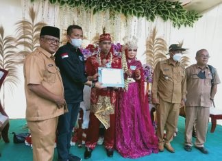 Bupati Serahkan KTP dan KK Penganten Wartawan