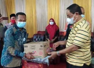 Bupati Wardan Bantu 4 Ton Lebih Beras Kepada Warga Kemuning Terdampak Banjir