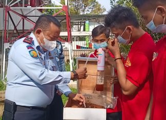 Kalapas Bersama Warga Binaan Panen Madu Perdana