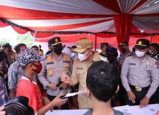 Kunker ke Rohul, Kapolda Riau Tinjau Vaksinasi Lansia dan Pelajar