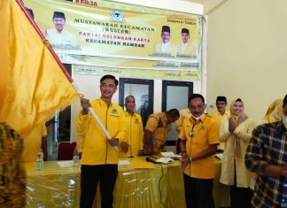 Ketua DPD II Partai Golkar Serahkan Bendera Petaka dalam Muscam Rohul