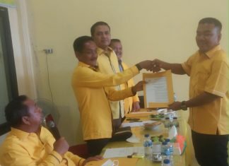 Hadapi Pemilu 2024, Ketua DPD Golkar Rohul Serahkan SK-PK