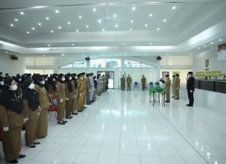Bupati Asahan Serahkan Petikan Pengangkatan PNS