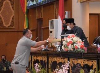 Paripurna DPRD Riau Tentang Laporan Hasil Reses Masa Persidangan III