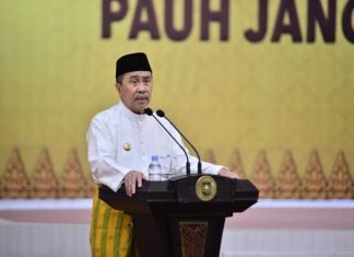 Gubri dan Seluruh OPD Pemprov Riau Salat Tarawih Perdana di Masjid Raya Annur Riau