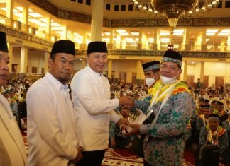 241 JCH Rohul Diberangkatkan Wabup dari Masjid Agung Islamic Center