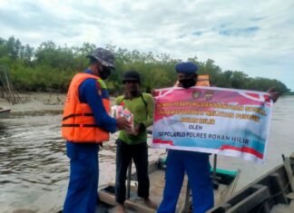 Polres Rohil Lakukan Vaksinasi dan Salurkan Bansos di Wilayah Pesisir