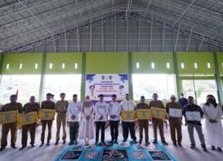 Gubernur Syamsuar Serahkan Bantuan Khusus Untuk Desa-desa di Inhu