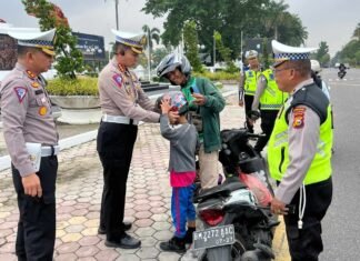 Pengendara Motor Dapat Helm Gratis dari Dirlantas Polda Riau