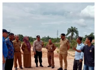 Baru Menjabat, Camat Kulim Terjun Langsung Cek Rumah Warga Hampir Longsor