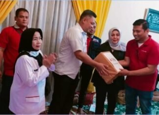 Pemcam Sukajadi Salurkan Bantuan Korban Kebakaran