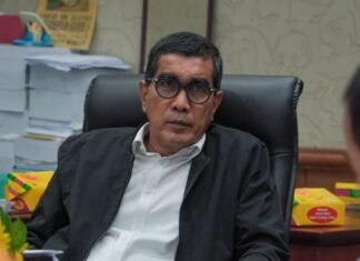 Ketua Komisi IV Tinjau Proses Pengaspalan Jalan