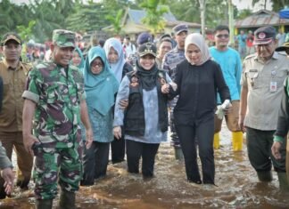 Bupati Kasmarni Salurkan Bantuan Warga Terdampak Banjir