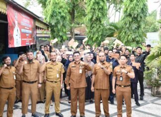 Kadiskominfotik Serahkan SK Perpanjangan Kontrak Kerja 2024