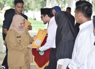 Bupati Kasmarni Serahkan SK Pengangkatan 2024