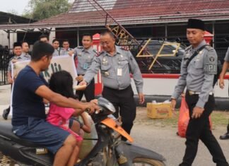 Kalapas Pasir Pangaraian Bagi Takjil Gratis ke Masyarakat