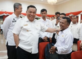 Penyandang Disabilitas Terharu Terima SK-PPK dari Pj Gubri