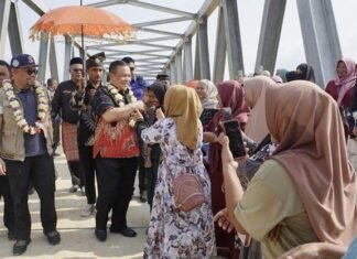 Pj Gubernur Riau Resmikan Jembatan Rantau Kasai, Masyarakat Gembira