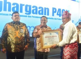 Pj Gubernur Riau Terima Penghargaan P4GN dari BNN RI