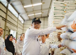 Pastikan Stok Beras, Pj Gubri Tinjau Gudang Bulog di Bengkalis