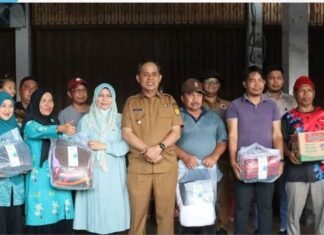 Bupati Herman dan Istri Serahkan Bantuan Korban Kebakaran