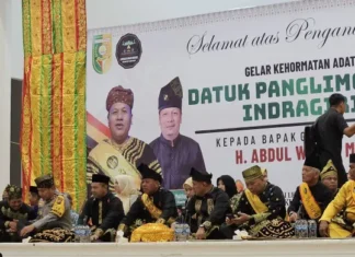 Ketua LAN Kuansing Suhardiman Amby Tabalkan Gelar Adat Kepada Gubri
