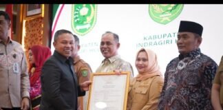 Bupati Kasmarni Terima dua Sertifikat KIK dari Kementerian Hukum RI