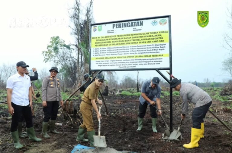 Bupati Inhil Pasang Papan Peringatan di Lokasi Bekas Karhutla