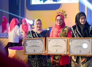 Bupati Kasmarni Terima Penghargaan Bunda PAUD Peduli Pendidikan